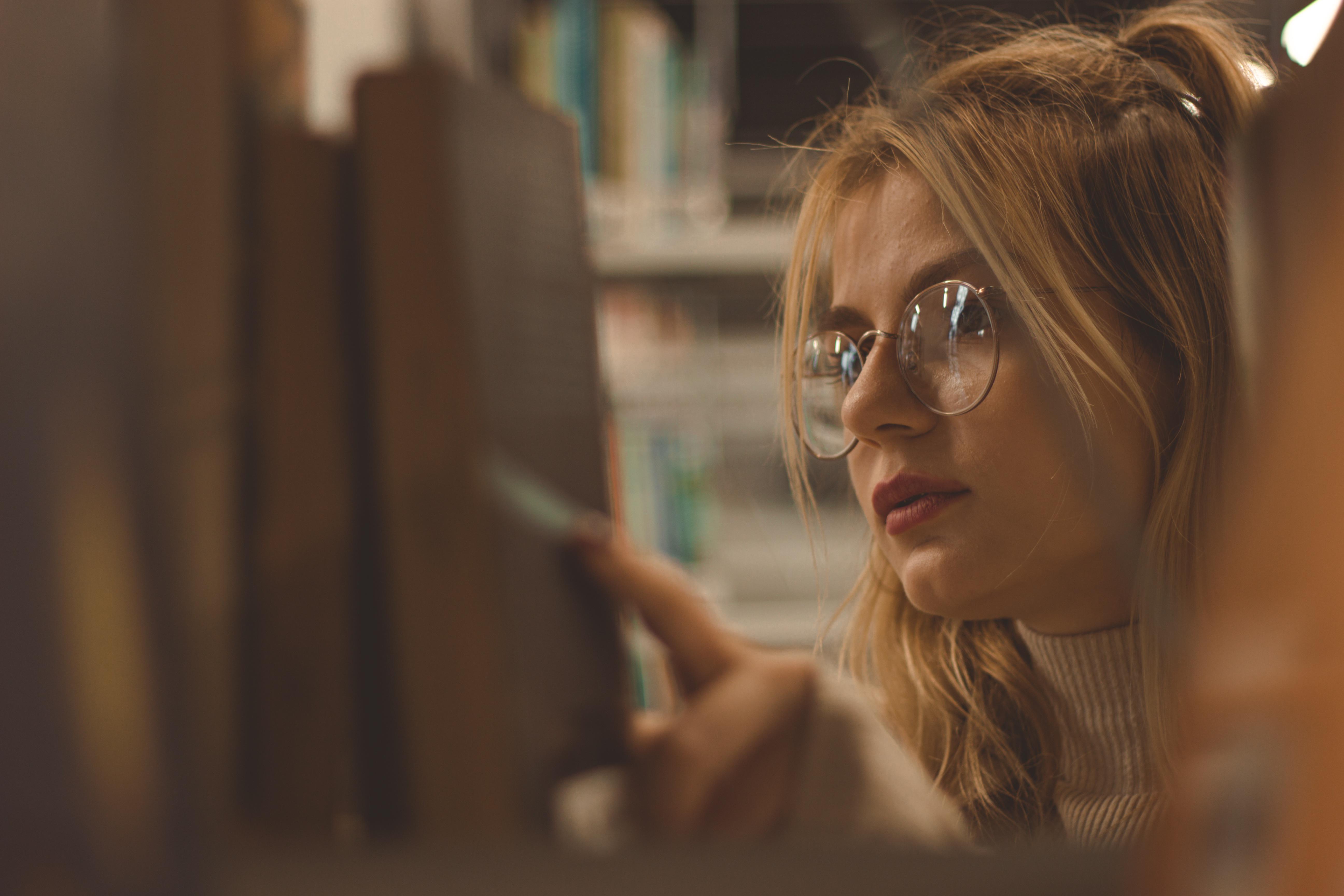 &Scaron;tudentka v knjižnici. Student in a librery. 